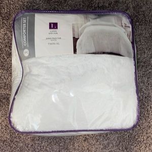 White twinXL faux fur comforter set